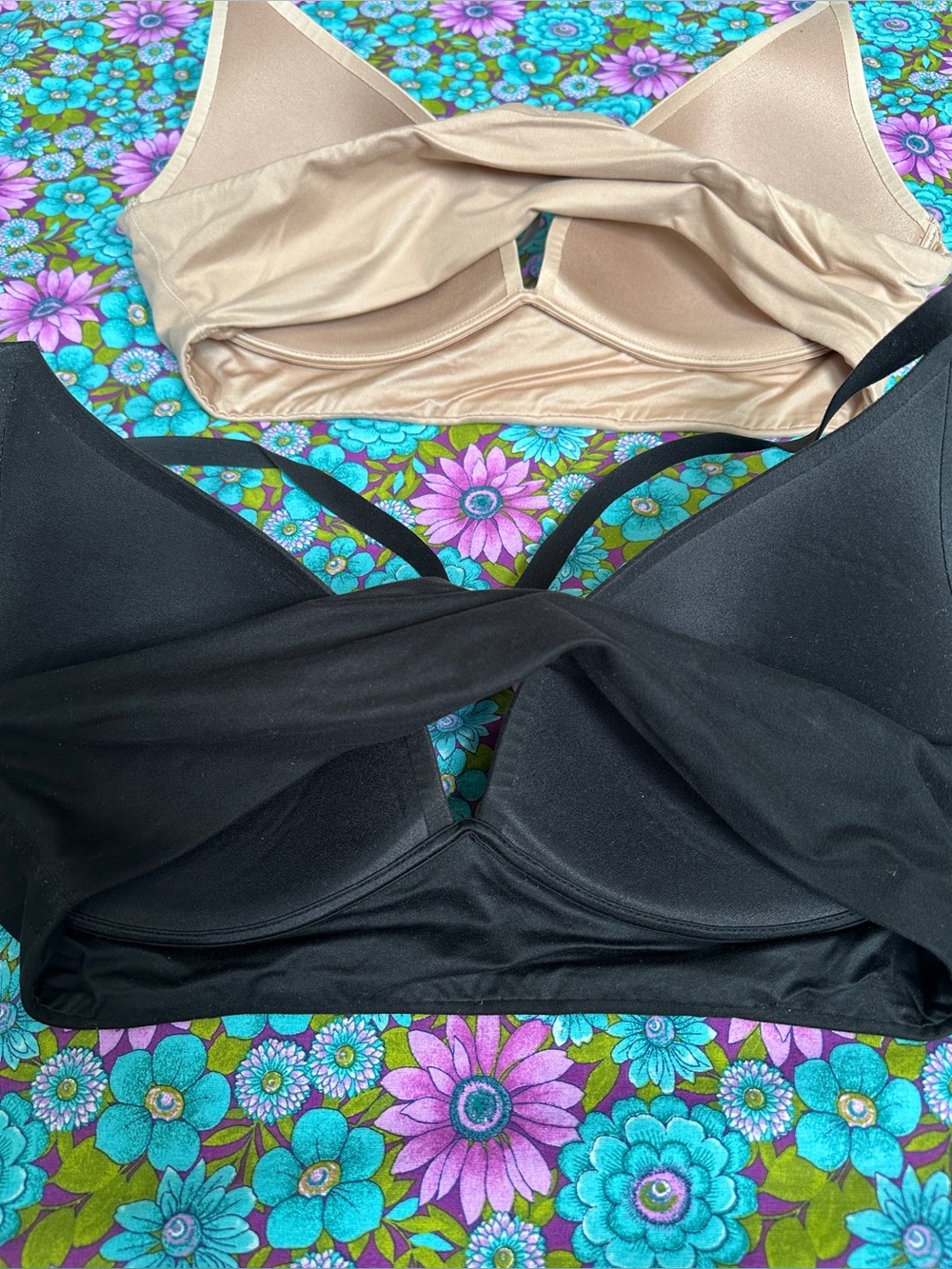Victoria Secret / Set of 2 - Lightly Lined Plunge Bra - Picture 5 of 10